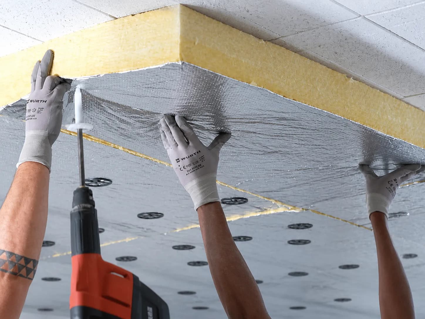 Pose d'un isolant en sous-face de plancher bas avec membrane réflective