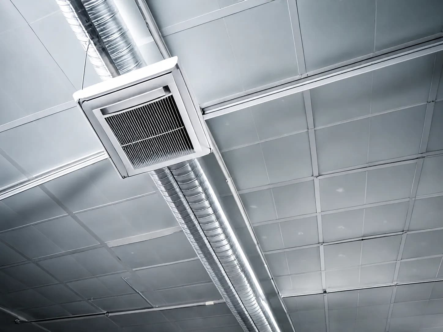 Destratificateur d'air installé en plafond technique d'un bâtiment tertiaire